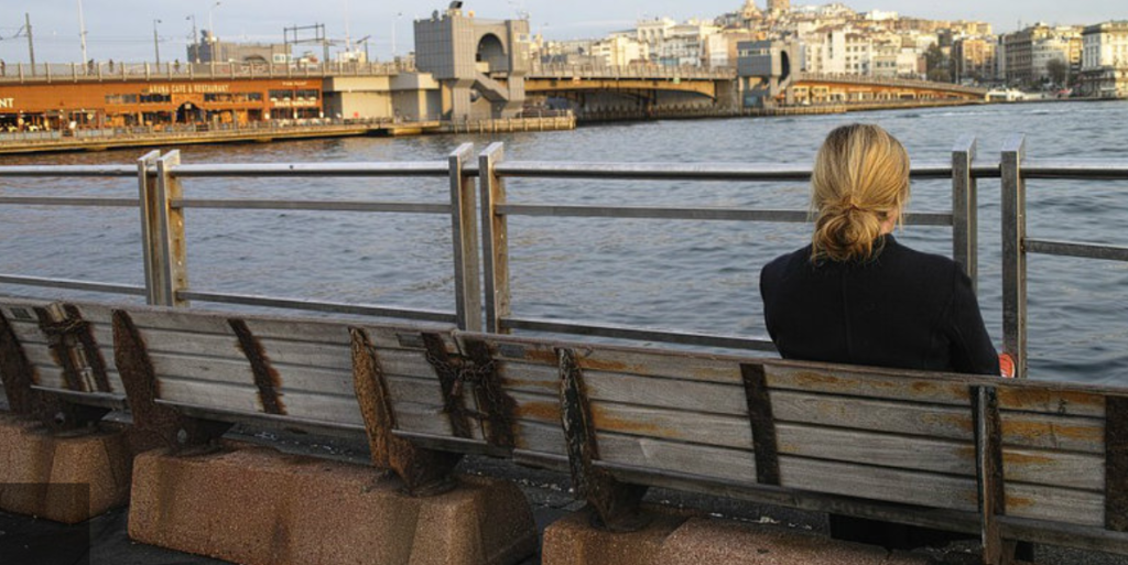 Πως να δέρνουν τις γυναίκες τους «συμβουλεύει» τους άνδρες στην Τουρκία βιβλίο που μοιράζει το κόμμα του Ερντογάν (φώτο)