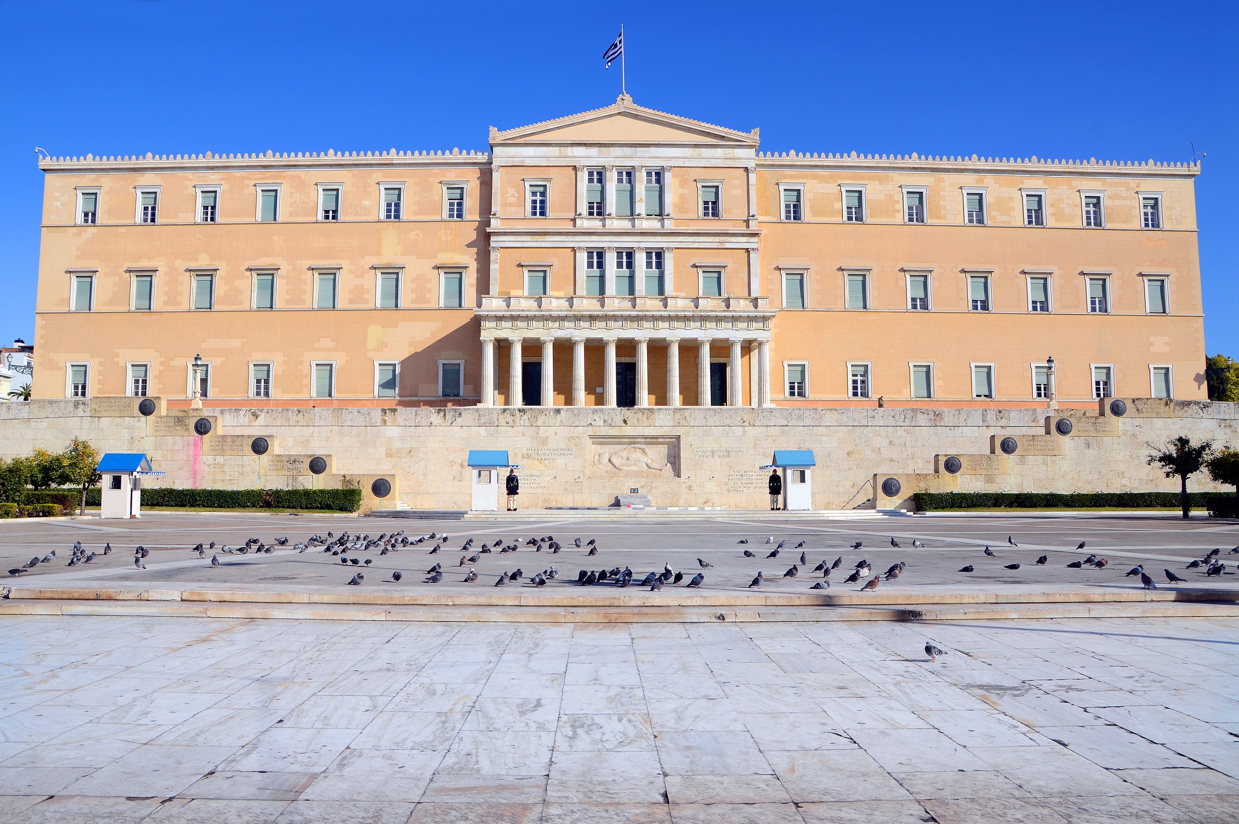 Το μυστικό δωμάτιο στην ελληνική Βουλή που έμεινε κλειστό για 40 χρόνια – Τι βρέθηκε μέσα