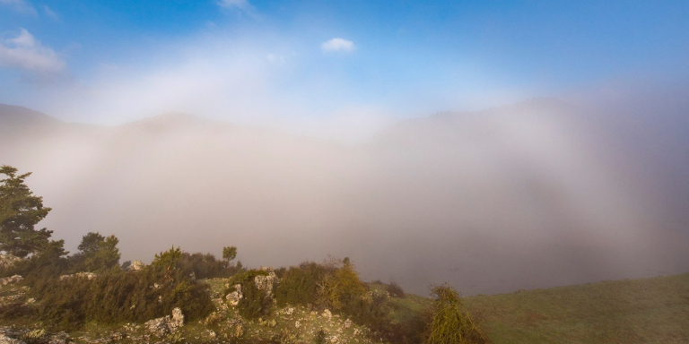 Σπάνιο φαινόμενο: Λευκό ουράνιο τόξο στον Ελικώνα – Πως δημιουργείται (φώτο)