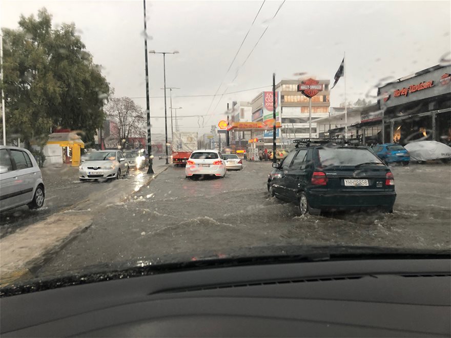 Άνοιξε η Πειραιώς και στα δύο ρεύματα – Είχε διακοπεί η κυκλοφορία λόγω βροχής (βίντεο-φωτο)
