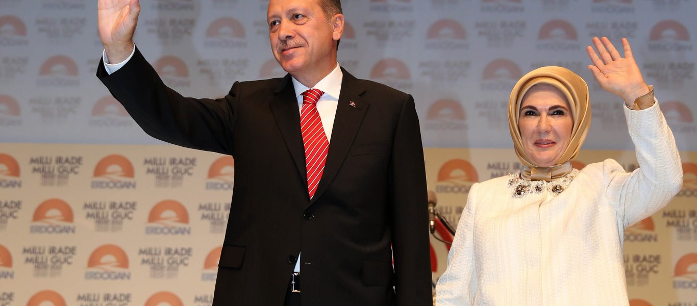 Toυρκική «εξέγερση» για το κολιέ 50.000 δολαρίων της Εμινέ Ερντογάν: «Ο λαός δεν μπορεί να φέρει ψωμί στο σπίτι του…»