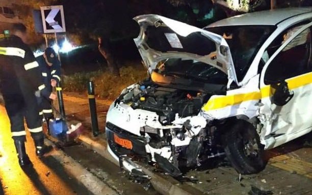 Περίεργη σύγκρουση αυτοκινήτου του δήμου & ΙΧ στην Γλυφάδα – Στο ένα επέβαινε η αντιδήμαρχος με υπάλληλο του δήμου (upd)