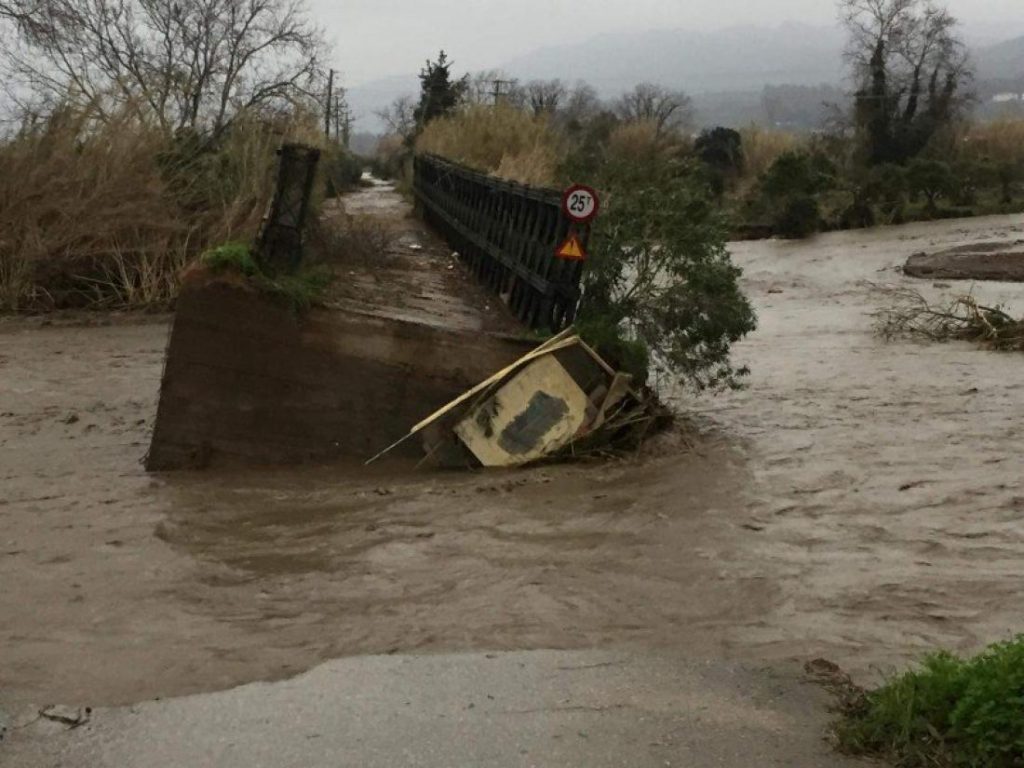 Κρήτη: Τεράστιες ζημιές από την κακοκαιρία – Καθιζήσεις δρόμων και σπασμένοι αγωγοί
