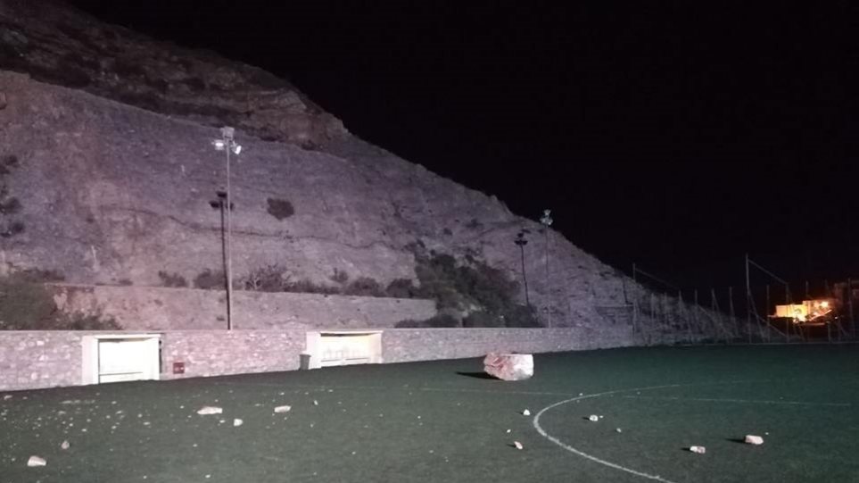 Κατολίσθηση σε γήπεδο της Σύρου – Έπεσε τεράστιος βράχος στον αγωνιστικό χώρο (βίντεο)