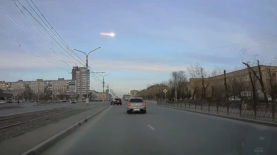 Μετεωρίτης γίνεται πύρινη μπάλα πάνω από τη Σιβηρία (βίντεο)