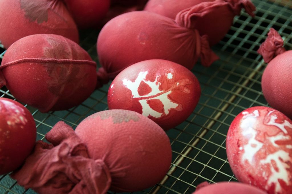 Πασχαλινά αυγά: Πόσο διαρκούν εκτός ψυγείου; – Προσοχή