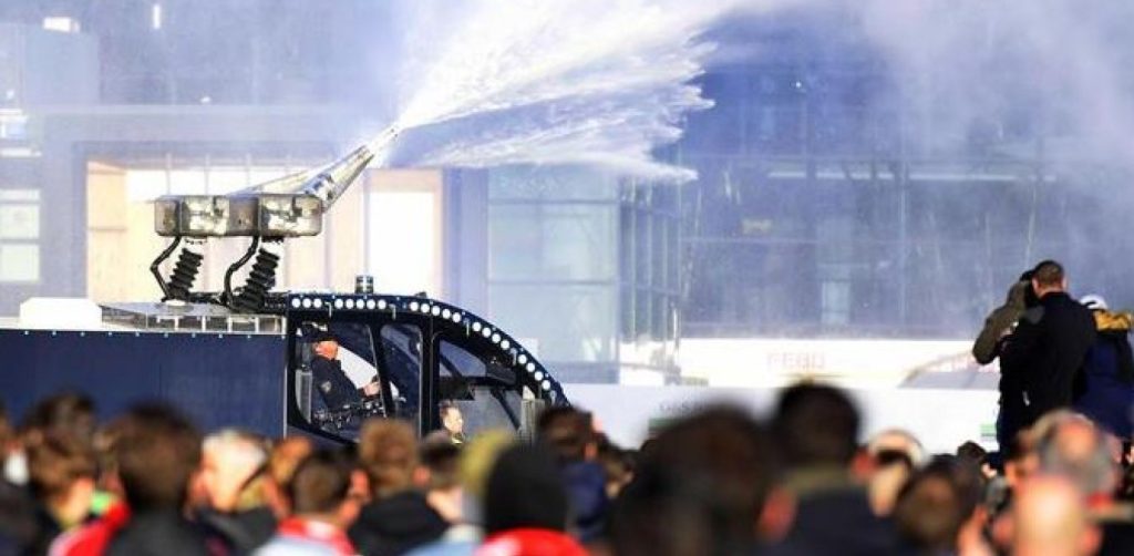Χάος από συμπλοκές χούλιγκαν στο Άμστερνταμ – 120 συλλήψεις οπαδών της Γιουβέντους (φώτο-βίντεο)