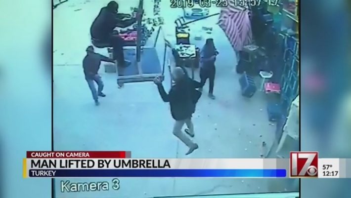 Viral βίντεο: Τον πήρε και τον σήκωσε ο αέρας!