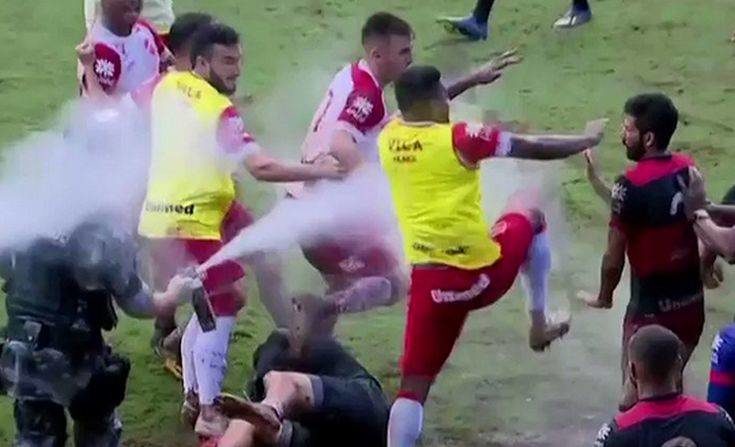 Σε ρίνγκ μετατράπηκε ποδοσφαιρικός αγώνας – Άγριο ξύλο, ρίψη αντικειμένων και σπρέι πιπεριού (βίντεο)