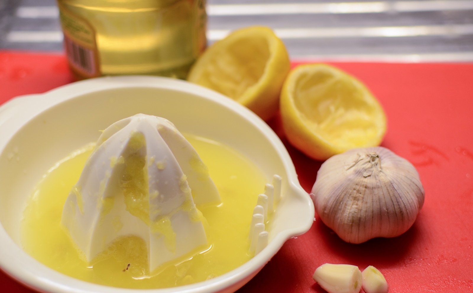 Δείτε τι «θαυματουργό» θα συμβεί στον οργανισμό σας πίνοντας μια κουταλιά λεμόνι με σκόρδο
