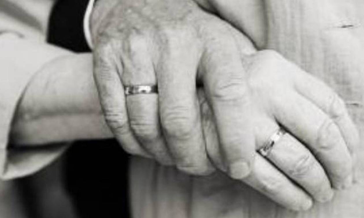 Κρήτη: Ηλικιωμένο ζευγάρι παντρεύτηκε στα 80 του – «Πανικός» με το ματωμένο σεντόνι στο μπαλκόνι τους (βίντεο)