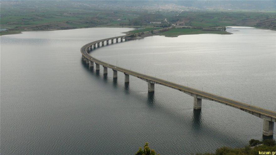 Άνδρας έβαλε τέλος στη ζωή του πηδώντας από τη γέφυρα των Σερβίων (φωτο)