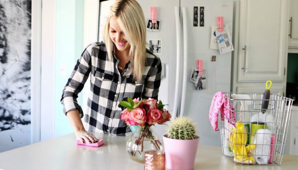 Έρευνα αποκαλύπτει ότι οι γυναίκες περνούν 1,5 χρόνο από τη ζωή τους… καθαρίζοντας το σπίτι