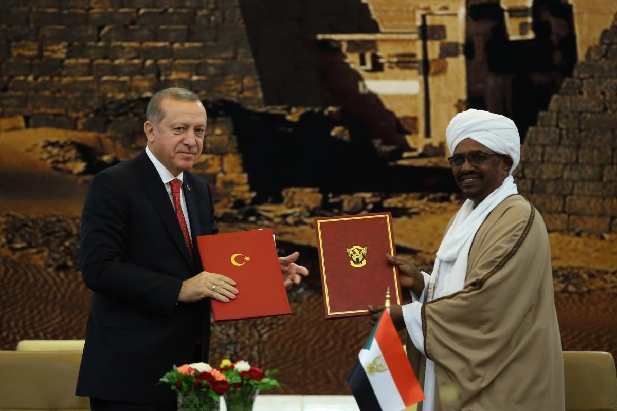 «Κτύπημα» ΗΠΑ σε Τουρκία: Ανατράπηκε ο κολλητός του Ερντογάν στο Σουδάν – Χάνει λιμάνι & βάση η Aγκυρα