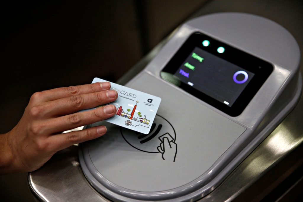 Κάρτες μετρό: Τι σημαίνουν οι κωδικοί που κρατούν κλειστές τις πύλες – Η μαύρη λίστα