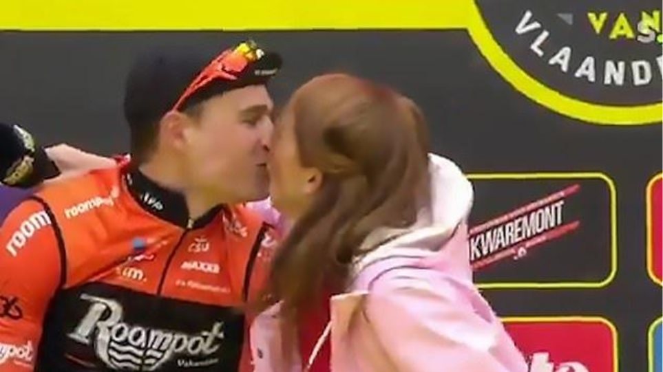 Δημοσιογράφος από τη χαρά της… φίλησε κατά λάθος στο στόμα ποδηλάτη