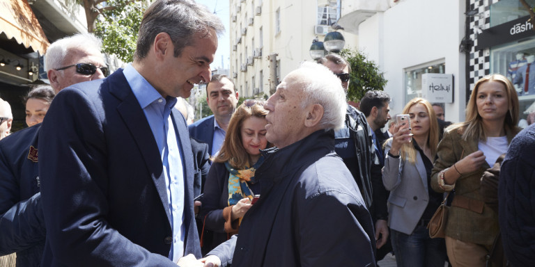 Θερμή υποδοχή του Κυριάκου Μητσοτάκη στον Πειραιά – Τι είπε με τους οδηγούς ταξί, γιατί αγόρασε λαχείο (φώτο)