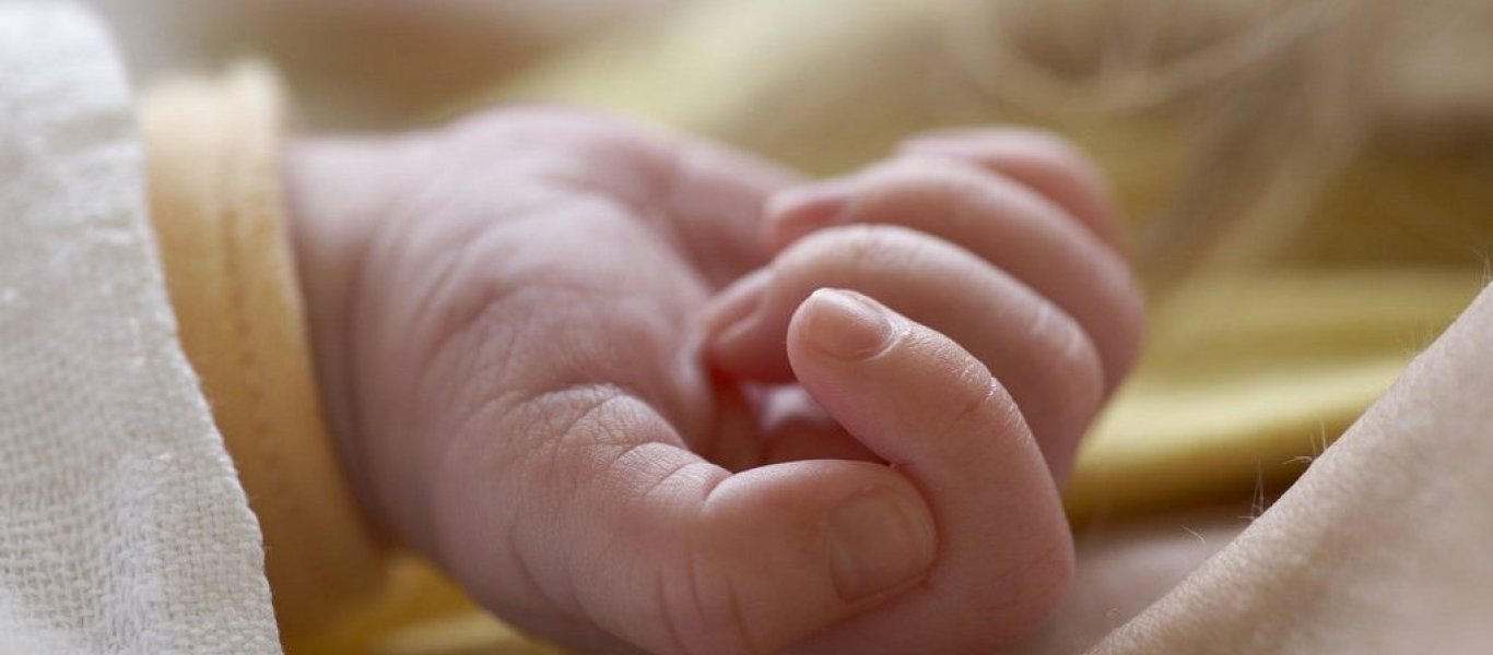 Σάλος στον διεθνή τύπο για το μωρό από τρεiς διαφορετικούς γονείς στην Ελλάδα