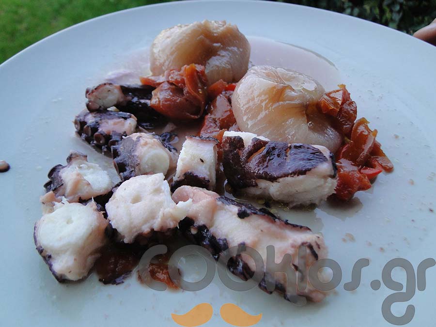 Η συνταγή της ημέρας: Χταπόδι στη χύτρα με κόκκινες πιπεριές