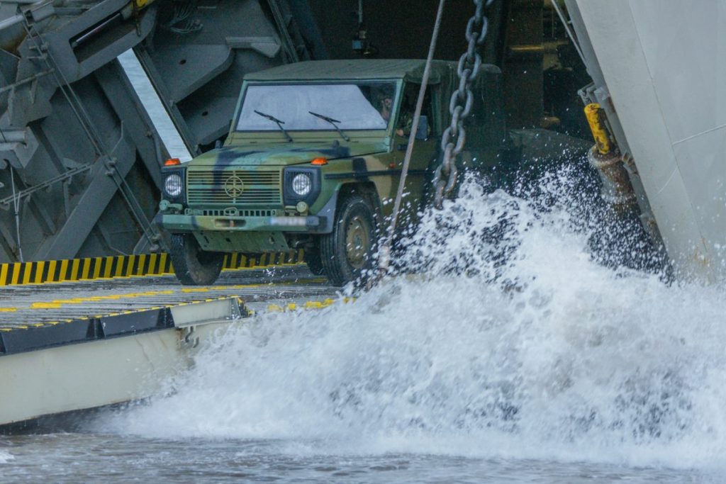 Εντυπωσιακές φωτογραφίες από την αποβατική άσκηση του ΠΝ «ΑΙΓΙΑΛΟΣ»