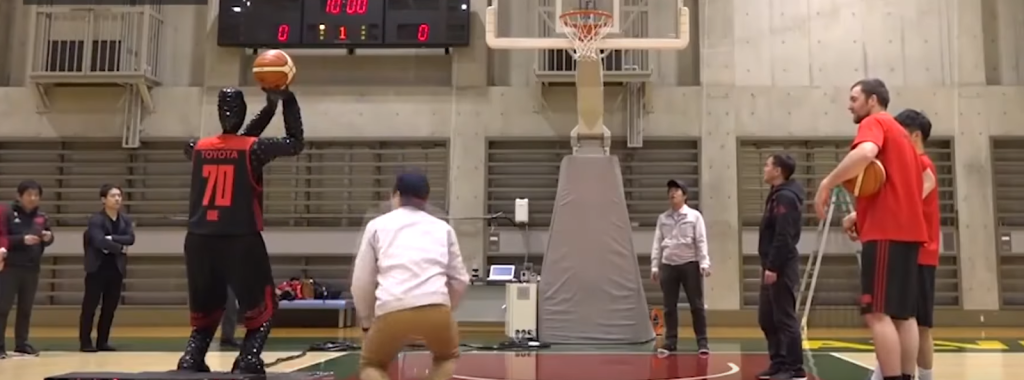 Οι Ιάπωνες έφτιαξαν ρομπότ-μπασκετμπολίστα που μπορεί να σκοράρει από παντού (βίντεο)