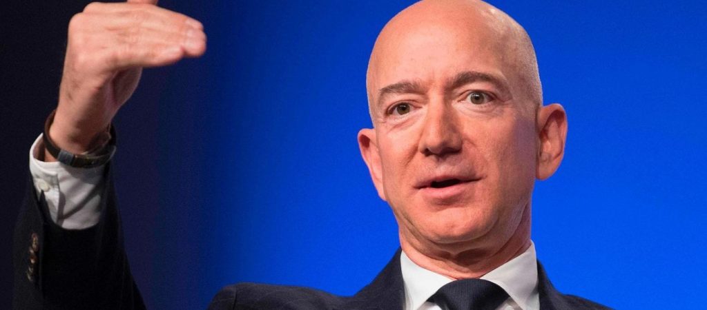 Τζεφ Μπέζος: Ο πλουσιότερος άνθρωπος στον κόσμο αμείβεται με… «ψίχουλα»