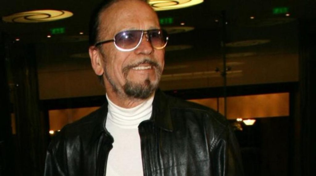 Eπίθεση χορευτή στον Φ.Μεταξόπουλο: «65 χρόνια προσπαθεί να πείσει τον κόσμο ότι είναι στρέιτ»!