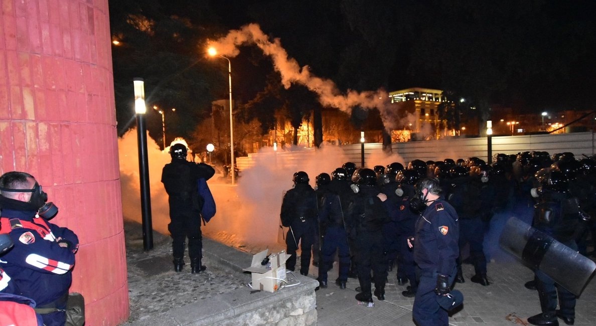 «Βράζει» επικίνδυνα η Αλβανία – Σοβαρά επεισόδια στα Τίρανα: «Ράμα παραιτήσου»  από χιλιάδες διαδηλωτές