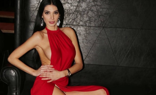 Η Μις Πελοπόννησος προκαλεί με τις πόζες της! (φώτο)