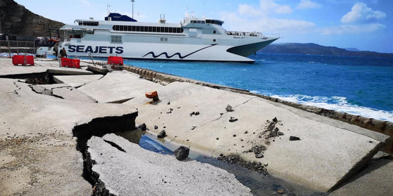 Κύματα «γκρέμισαν» το λιμάνι της Σαντορίνης (φώτο)