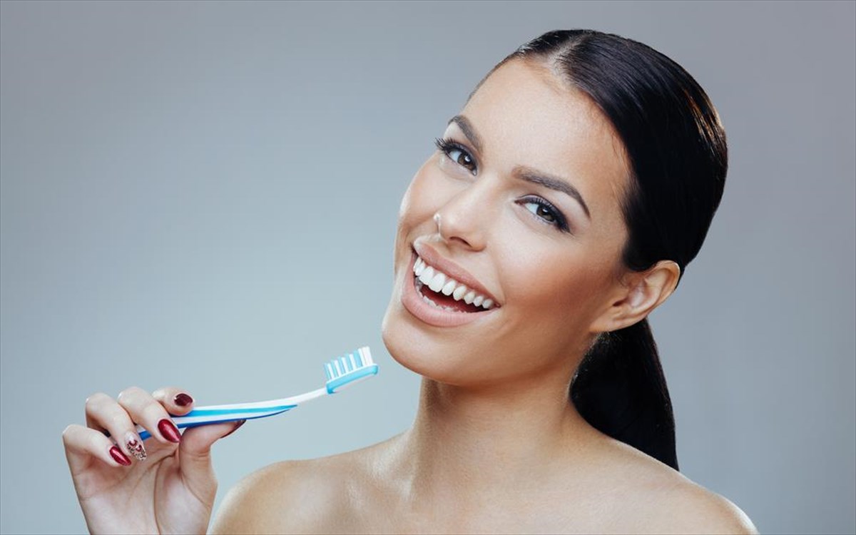 Πλύσιμο δοντιών: Πώς γίνεται σωστά το βούρτισμα; (βίντεο)