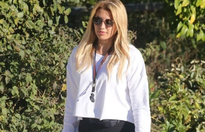 Φανερά «ανήσυχη» και με «άγριες» διαθέσεις η Κ.Σπυροπούλου βγήκε παγανιά στην Γλυφάδα με διαφανές σορτσάκι! (φώτο)