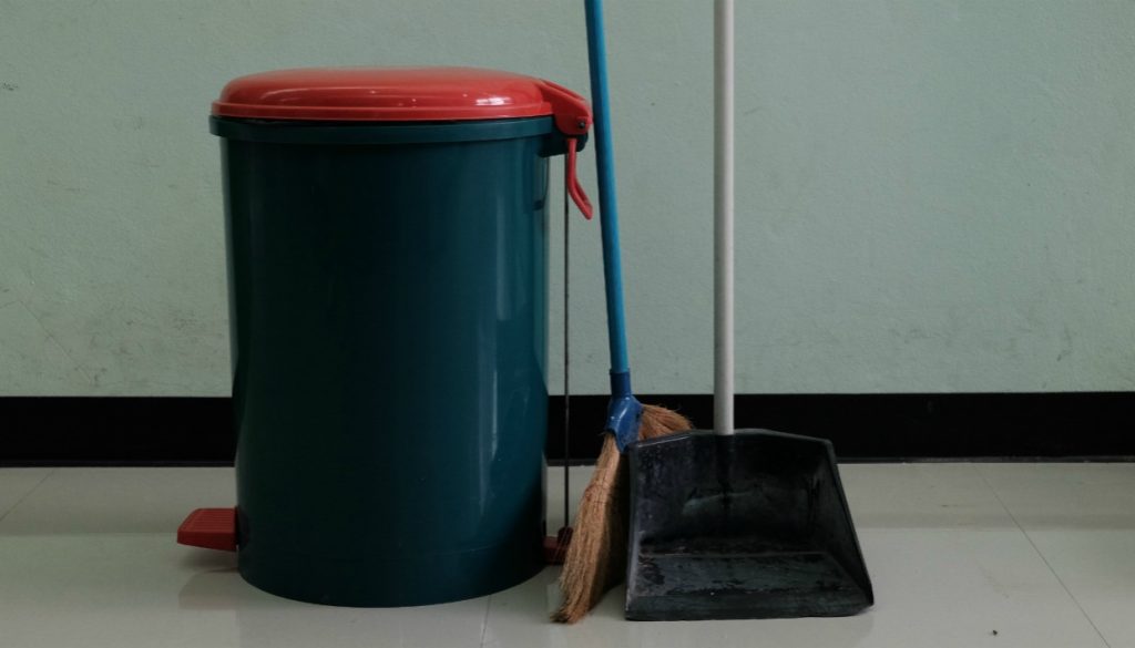 Αυτό είναι το έξυπνο κόλπο για να μην μυρίζουν τα σκουπίδια