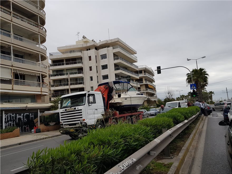 Τροχαίο δίχως θύματα στην παραλιακή – Τρία αυτοκίνητα και ένα φορτηγό ενεπλάκησαν στην σύγκρουση