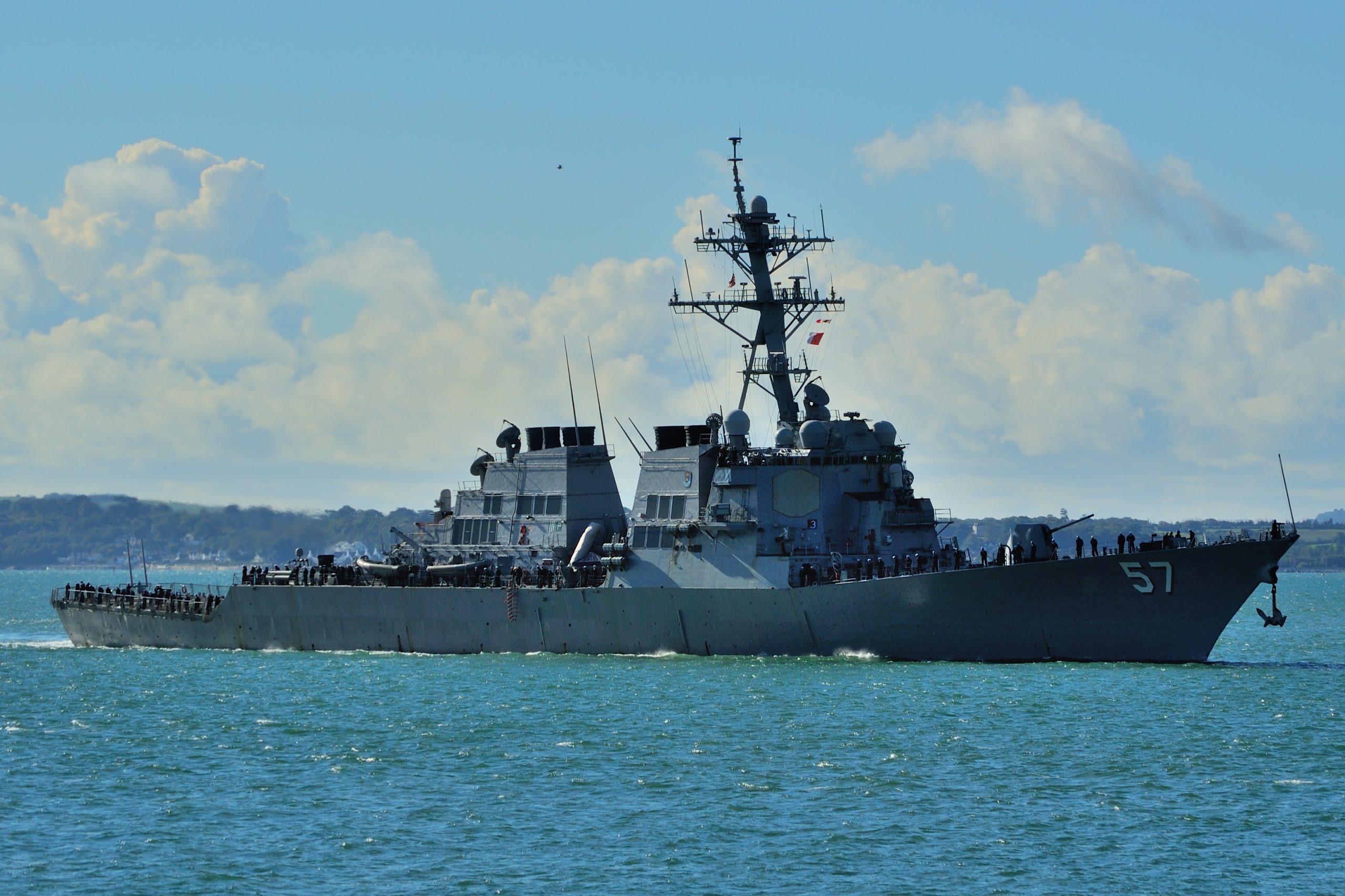 Πολεμικά πλοία στον Πειραιά – Η γαλλική φρεγάτα και το αμερικανικό αντιτορπιλικό (βίντεο)