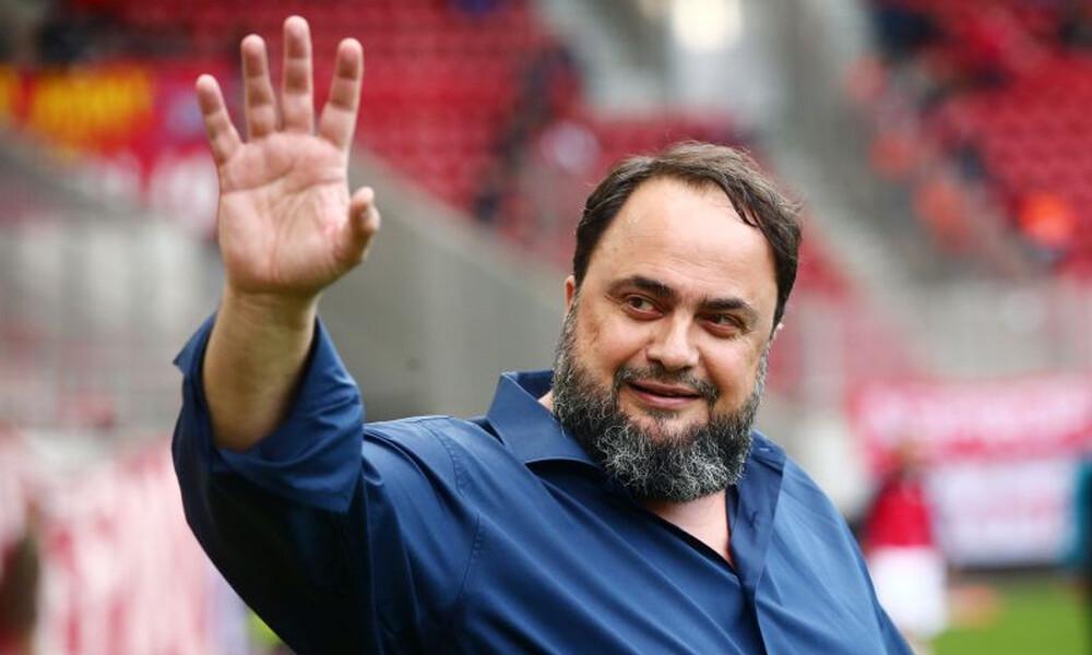 Οι κάτοικοι της Μάνδρας ευχαριστούν τον Βαγγέλη Μαρινάκη – Τα πανό στο Καραϊσκάκη (φώτο)