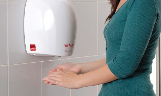 Μην στεγνώνετε τα χέρια σας με τα μηχανήματα αέρα – Τι γίνεται με τα μικρόβια (βίντεο)