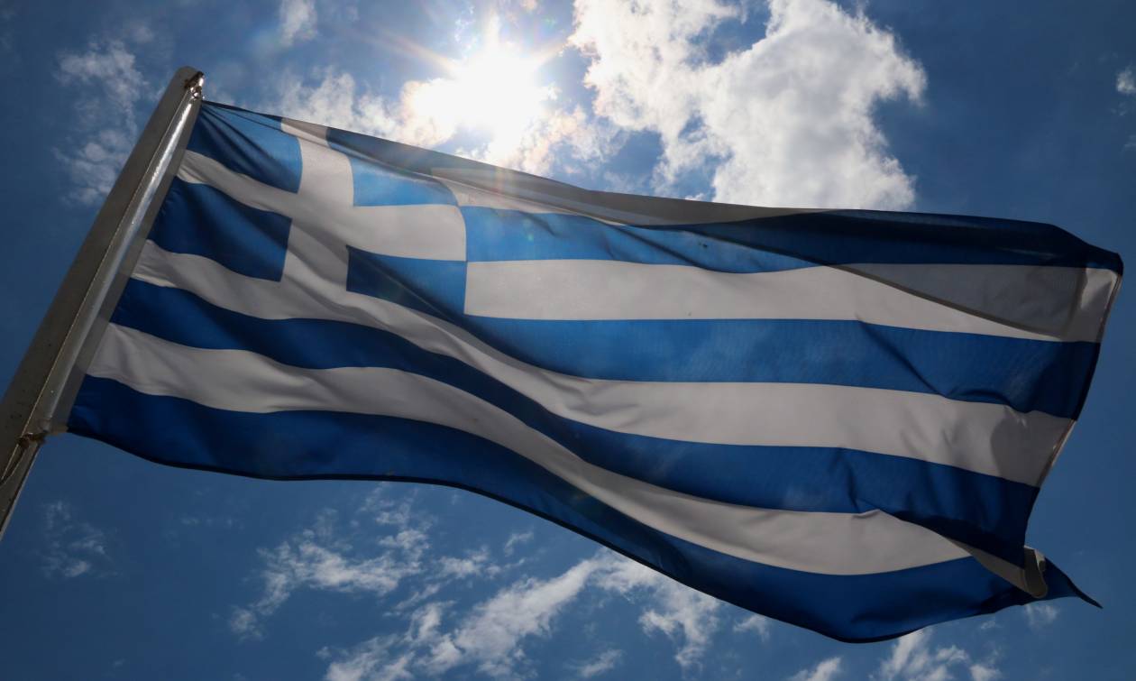 Εντυπωσιακή αύξηση του αριθμού των Ελλήνων που βάζουν σημαία στο μπαλκόνι λόγω της Συμφωνίας των Πρεσπών