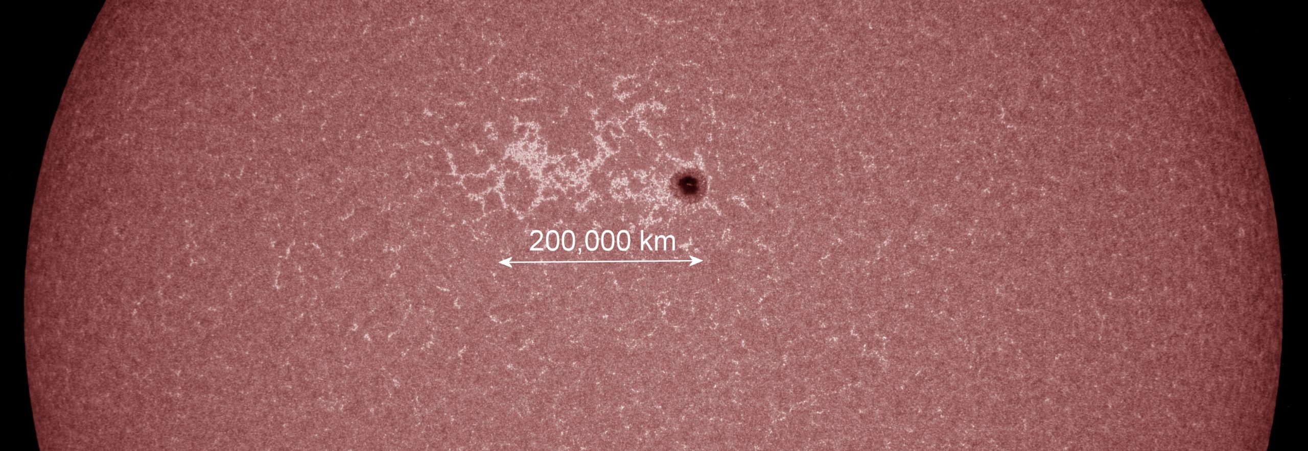 Γιγαντιαία ηλιακή κηλίδα με διάμετρο τρεις φορές σαν την Γη βρίσκεται απέναντι από τον πλανήτη μας