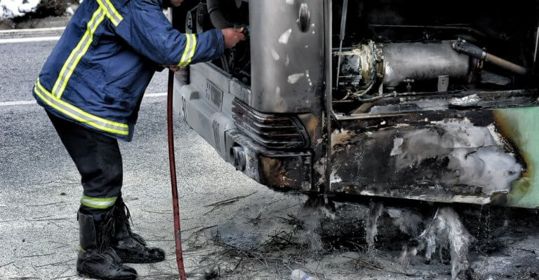 Ναύπακτος: Φωτιά σε διώροφο εκδρομικό λεωφορείο γεμάτο μαθητές