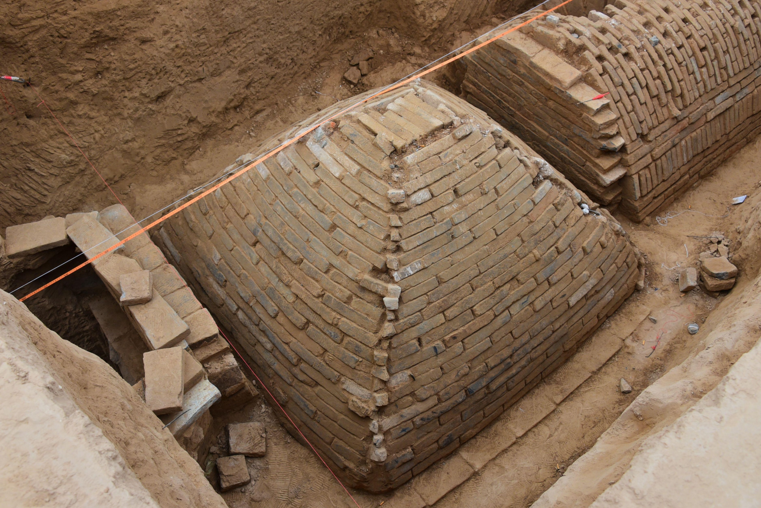 Ανακαλύφθηκε ταφικός θάλαμος 4.000 ετών στο Κάιρο (φωτο)