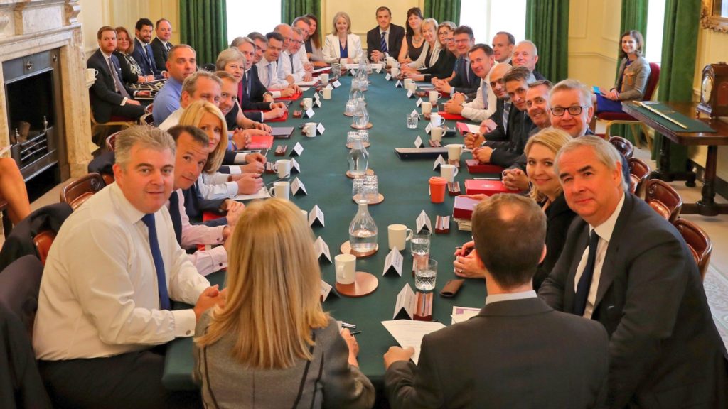 Βρετανός βουλευτής: «Να μη φοβούνται στις Βρυξέλλες πτώση της κυβέρνησης της Μέι»