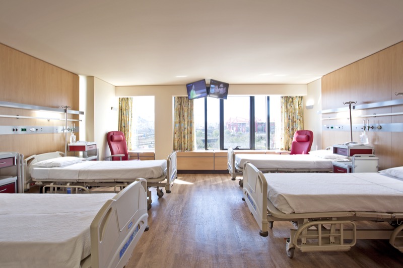 Τηλεοράσεις νοσοκομείου άρχισαν να παίζουν αισθησιακές ταινίες (βίντεο)