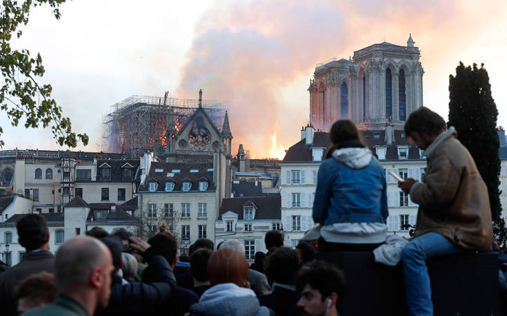 Μέρκελ: «Οι φρικτές εικόνες της Παναγίας των Παρισίων να καίγεται μας πληγώνουν»