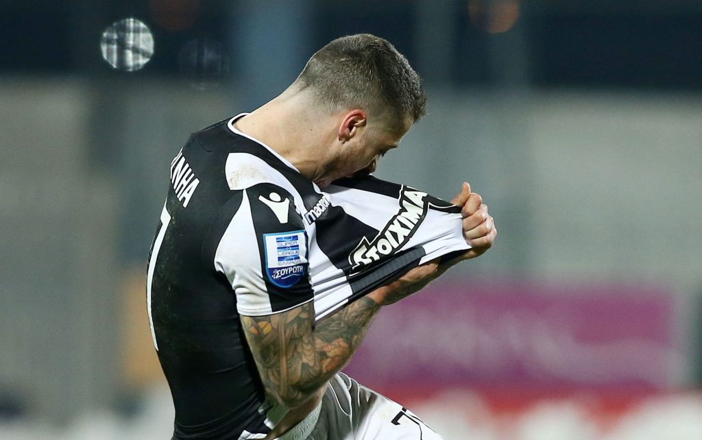 «Ραγίζει» καρδιές η εικόνα του Βιεϊρίνια στον πάγκο (βίντεο-φωτο)