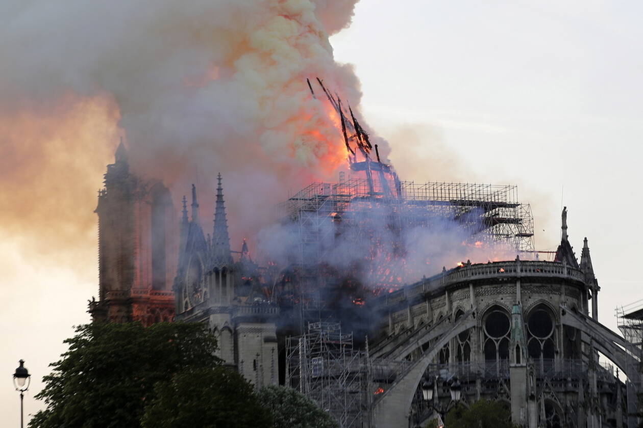 Παναγία των Παρισίων: Έτσι ξεκίνησε η φωτιά – Απ’ευθείας ολονύκτια μετάδοση της τραγωδίας