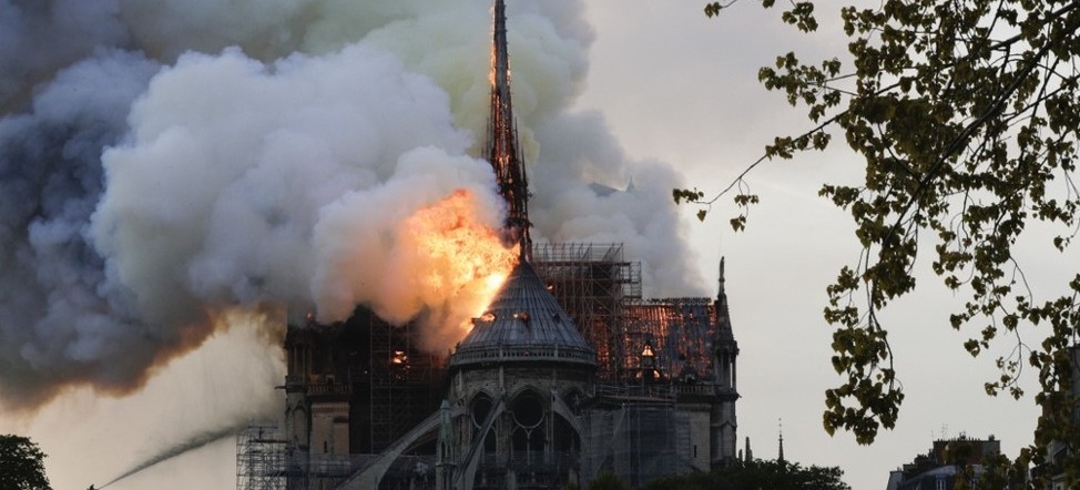 Καταστροφή: Καταρρέει η οροφή της «Παναγίας των Παρισίων» από μεγάλη πυρκαγιά!