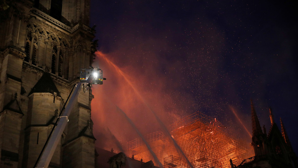 Εκπρόσωπος Notre Dame: «Δυστυχώς δεν θα μείνει τίποτα όρθιο από τη φωτιά»!