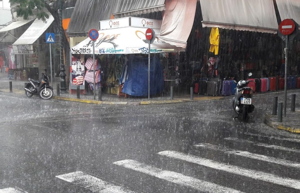 Άνοιξαν οι ουρανοί – «Στρώθηκε» η Αθήνα απο χαλάζι – Πού θα «χτυπήσει» η κακοκαιρία τις επόμενες ώρες (φώτο-βίντεο)