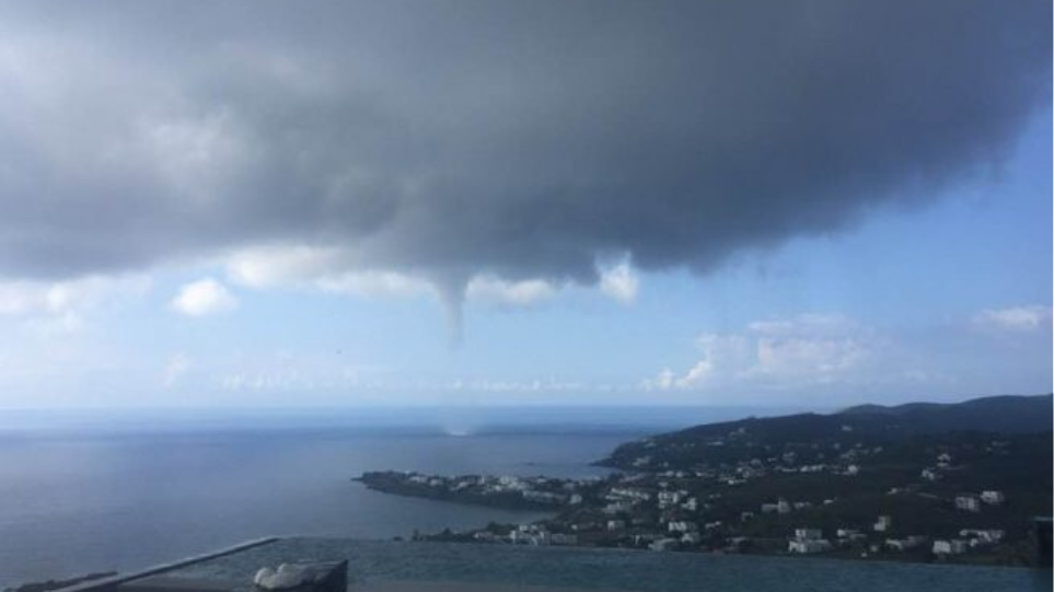 Υδροστρόβιλος «τάραξε» τα νερά στη Σύρο (βίντεο)